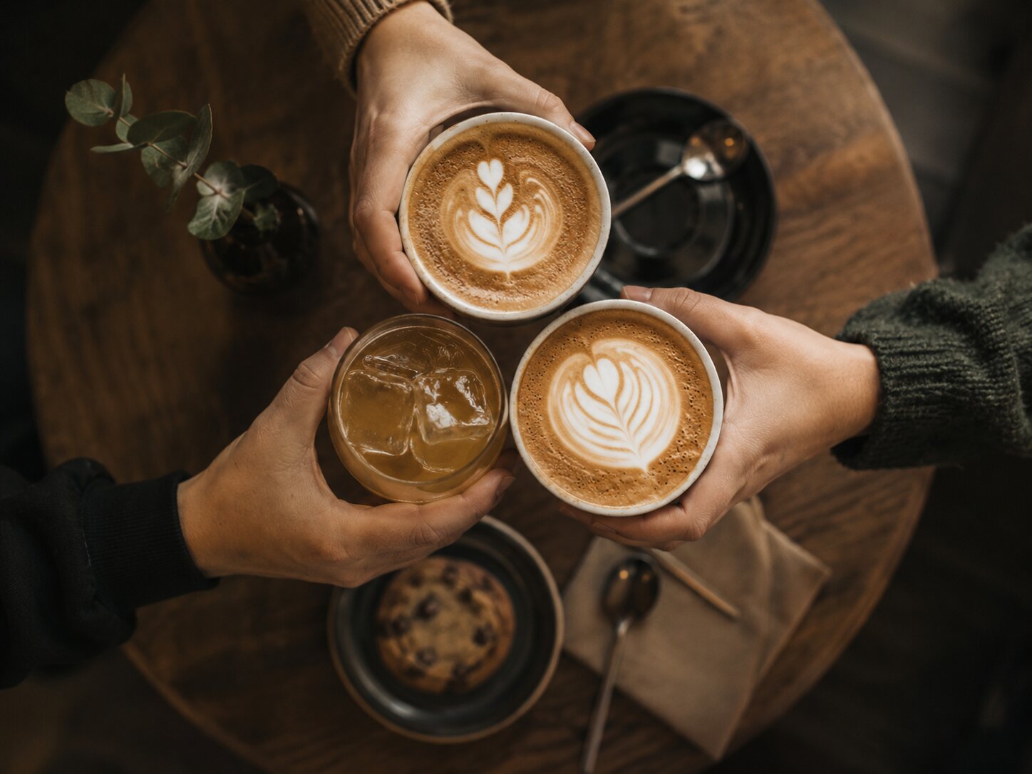 Cafés latte et boisson glacée partagés à table
